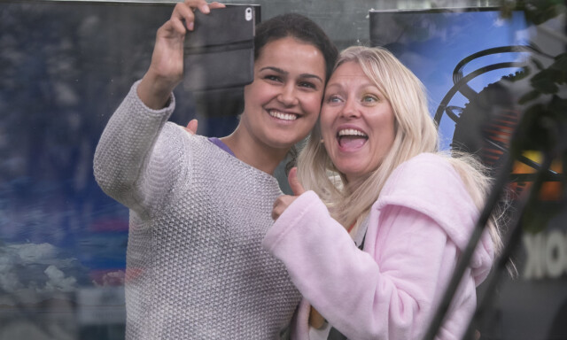 VINNER-SELFIE: I 2014 satte Eli Kari verdensrekord i værmelding fra et studio på Karl Johans gate. Her tar hun en selfie med daværende værdame Desta Marie Beeder etter at seieren var i boks. Foto: NTB Scanpix VINNER-SELFIE: I 2014 satte Eli Kari verdensrekord i værmelding fra et studio på Karl Johans gate. Her tar hun en selfie med daværende værdame Desta Marie Beeder etter at seieren var i boks. Foto: NTB Scanpix